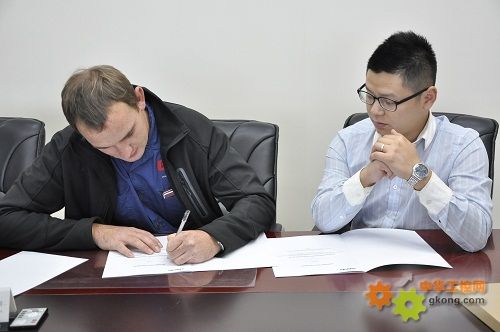 该客户代表最近来到四方公司进行了工厂考察,商务洽谈,并接受产品技术